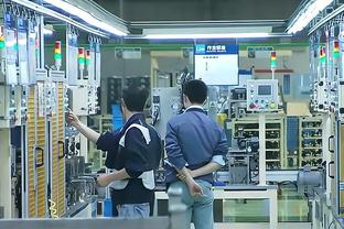 B费本场数据：21次丢失球权，6次关键传球，13次对抗4次成功